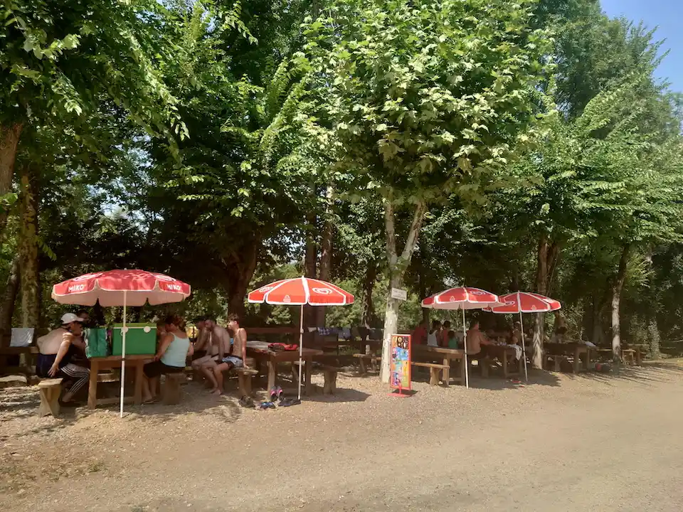 Terrasse détente base de loisir des Courrèges